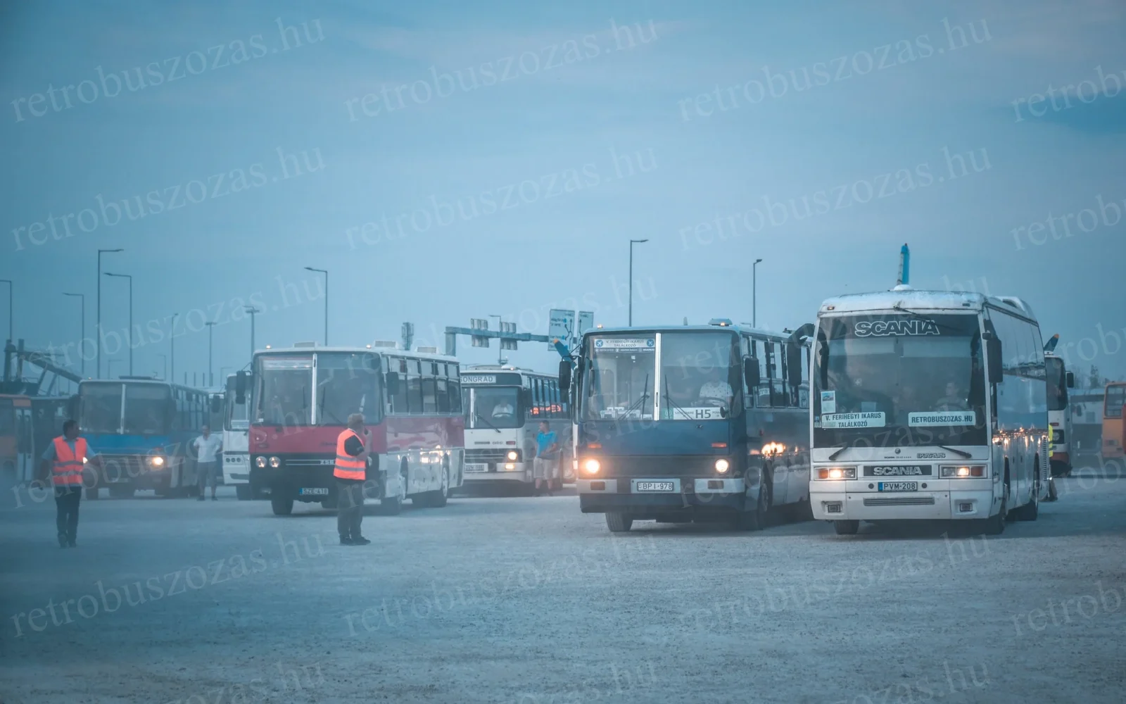 Légkondicionált Ikarus EAG E98 turista autóbusz bérlése csoportos utazáshoz