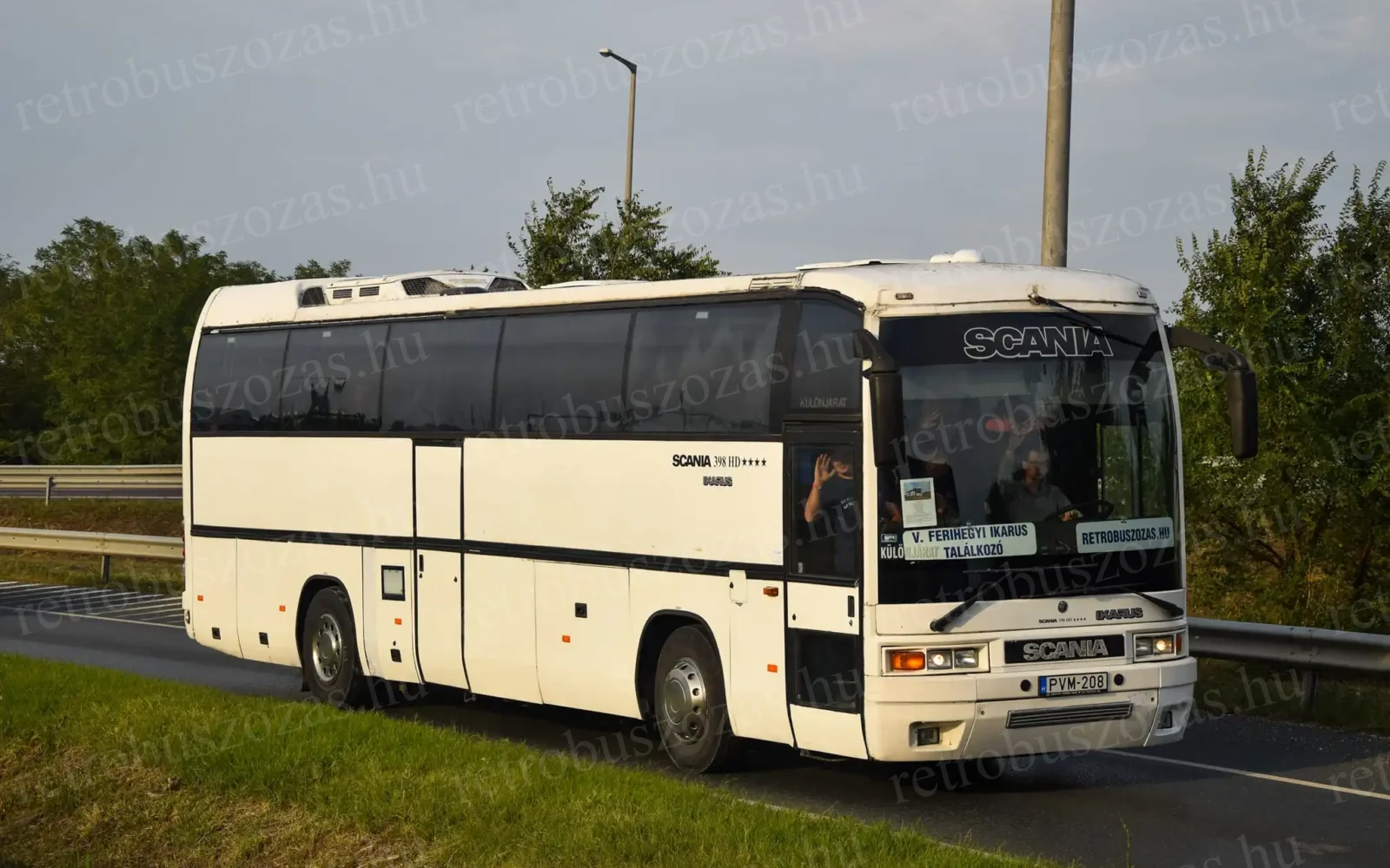 Légkondicionált Ikarus EAG E98 turista autóbusz bérlése csoportos utazáshoz