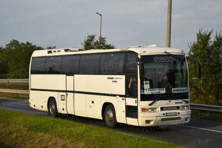 Légkondicionált Ikarus EAG E98 turista autóbusz bérlése csoportos utazáshoz