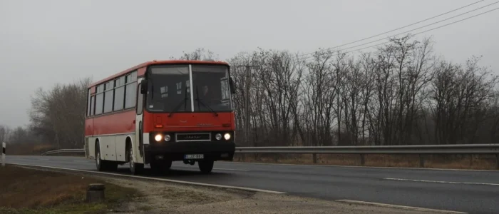 ikarus-256-retro-busz-berles-kecskemet Ikarus 256 távolsági nosztalgia busz bérlése kirándulásokhoz és esküvőkre – klasszikus retró autóbusz professzionális sofőrrel.