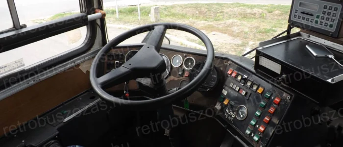 Ikarus 280 városi csuklós autóbusz bérlése nosztalgia utazáshoz - 4 ajtós retró autóbusz filmforgatásra és rendezvényekre