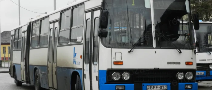 Ikarus 280 városi csuklós autóbusz bérlése nosztalgia utazáshoz - 4 ajtós retró autóbusz filmforgatásra és rendezvényekre