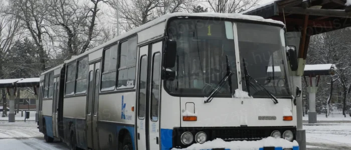 Ikarus 280 városi csuklós autóbusz bérlése nosztalgia utazáshoz - 4 ajtós retró autóbusz filmforgatásra és rendezvényekre
