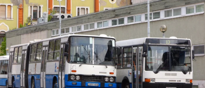 Ikarus 280 városi csuklós autóbusz bérlése nosztalgia utazáshoz - 4 ajtós retró autóbusz filmforgatásra és rendezvényekre