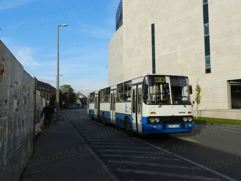 Ikarus 280 városi csuklós autóbusz bérlése nosztalgia utazáshoz - 4 ajtós retró autóbusz filmforgatásra és rendezvényekre