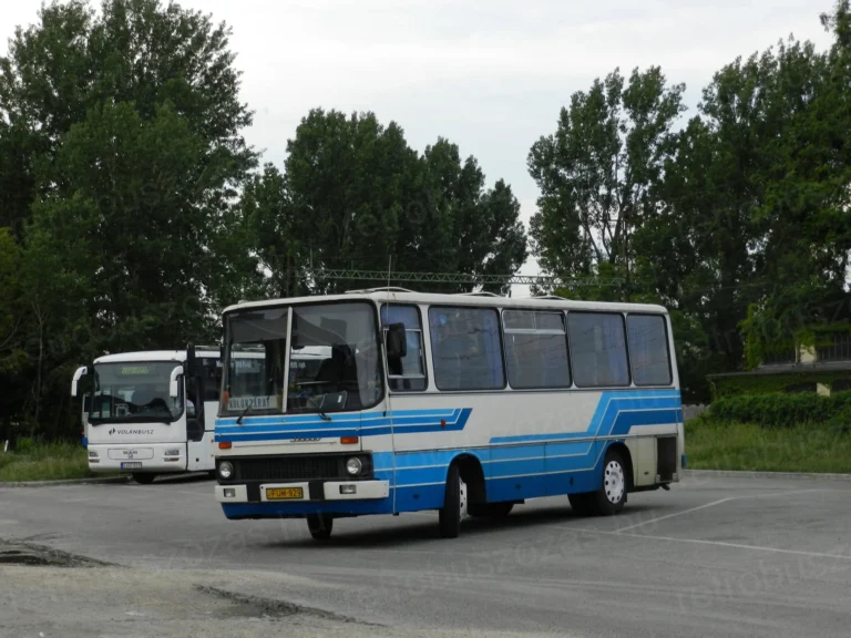 Ikarus 211 nosztalgia midibusz bérlése kirándulásokhoz és esküvőkre - felújított retró autóbusz kisebb csoportoknak.