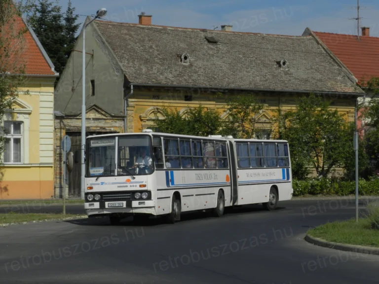 Ikarus 280 helyközi csuklós busz bérlése nosztalgia utazáshoz és rendezvényekre - fehér retró autóbusz