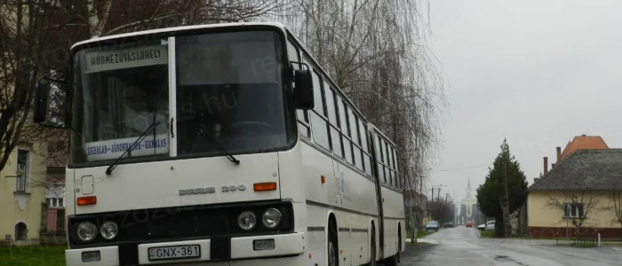 Ikarus 280 helyközi csuklós busz bérlése nosztalgia utazáshoz és rendezvényekre - fehér retró autóbusz