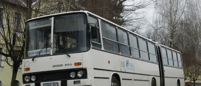 Ikarus 280 helyközi csuklós busz bérlése nosztalgia utazáshoz és rendezvényekre - fehér retró autóbusz